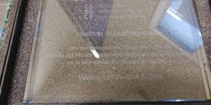 Col·legi de Bibliotecaris de la Comunitat Valenciana hace entrega de un cristal grabado en reconocimiento a sus Másters - Mario Torres Artesania - Valencia